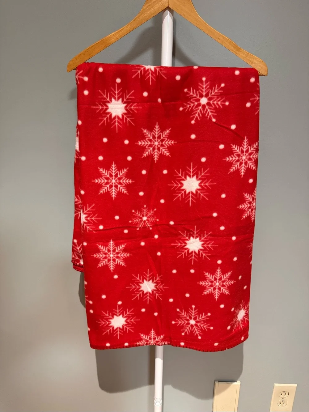 Festive Red Snowflake Holiday Throw Blanket NWOT 50 x 60